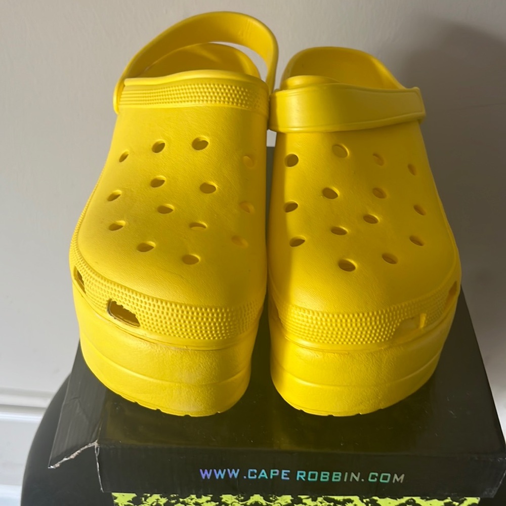 Yellow Cape Robin Crocs